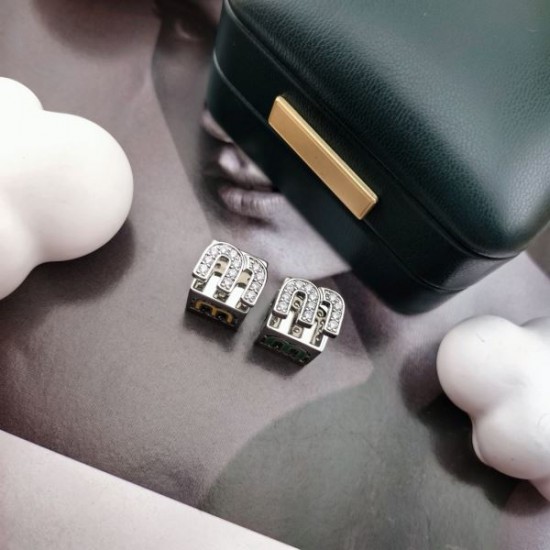 2026新品 イヤリング MIU MIU ミュウミュウ 根強い人気の定番イヤリング