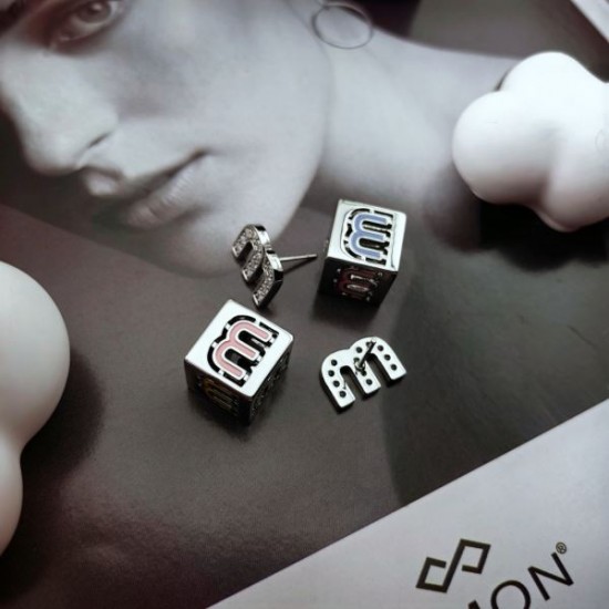 2026新品 イヤリング MIU MIU ミュウミュウ 根強い人気の定番イヤリング