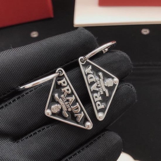 2026新品 イヤリング PRADA プラダ クールで洗練された人気アイテム