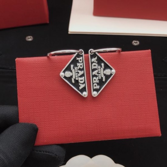 2026新品 イヤリング PRADA プラダ クールで洗練された人気アイテム