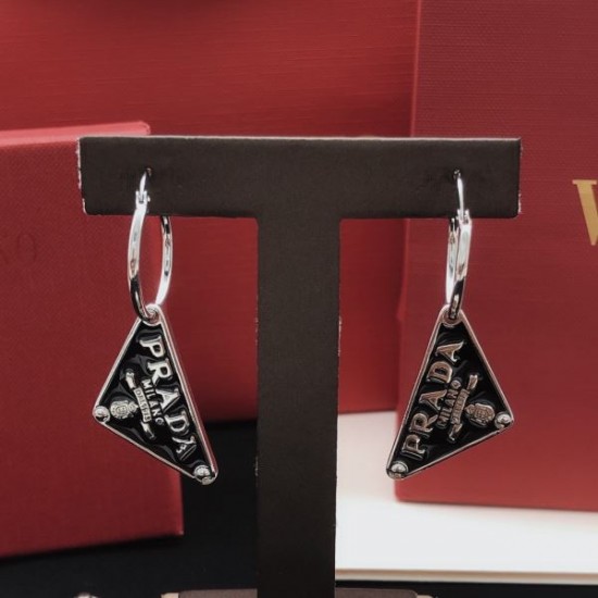 2026新品 イヤリング PRADA プラダ クールで洗練された人気アイテム