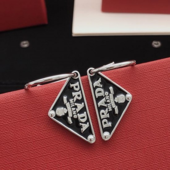 2026新品 イヤリング PRADA プラダ クールで洗練された人気アイテム