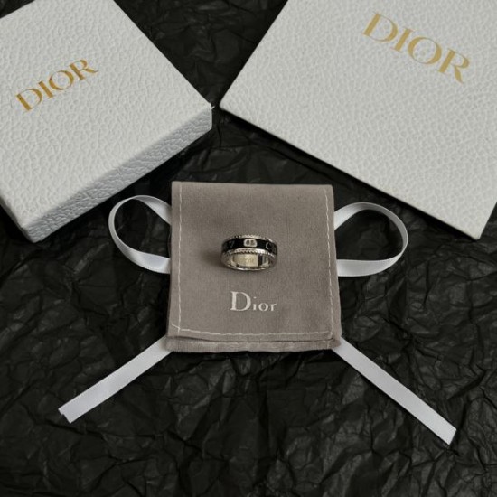2026新品 リング DIOR ディオール きれいめな印象で着こなせる新作