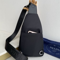 PRADA プラダ ボディバッグ 2026新作 シーンを選ばない万能デザイン