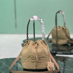 PRADA プラダ トートバッグ 2026新作 一気に上級者見えする洗練スタイル