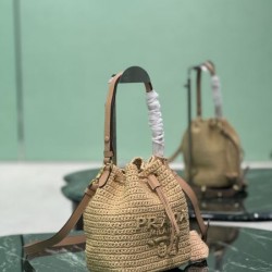PRADA プラダ トートバッグ 2026新作 一気に上級者見えする洗練スタイル