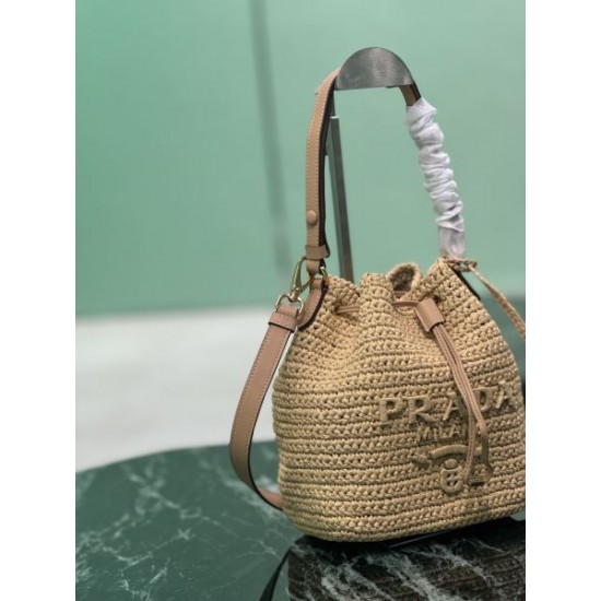 PRADA プラダ トートバッグ 2026新作 一気に上級者見えする洗練スタイル