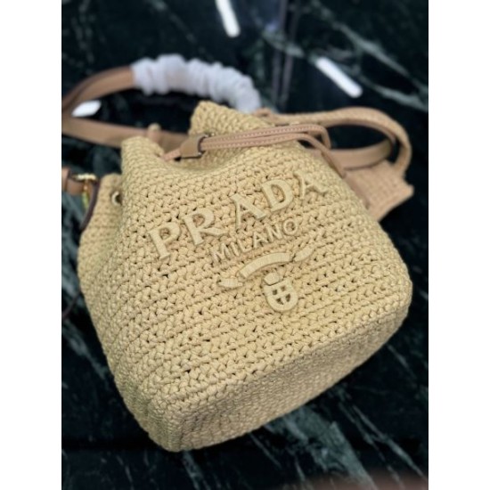 PRADA プラダ トートバッグ 2026新作 一気に上級者見えする洗練スタイル