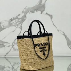 PRADA プラダ トートバッグ 2026新作 注目度抜群のスタイリングアイテム