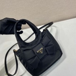 PRADA プラダ ショルダーバッグ 2026新作 春夏新作 奇跡の再入荷モデル