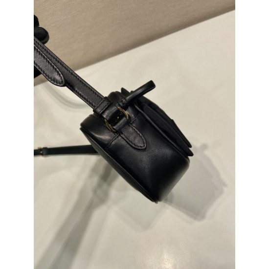 PRADA プラダ ショルダーバッグ 2026新作 使いやすい絶妙サイズ感