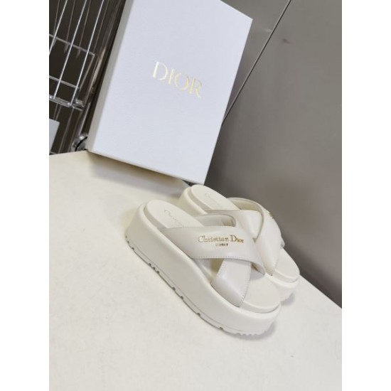 2026新作 サンダル DIOR ディオール 雑誌掲載 話題の春夏新作