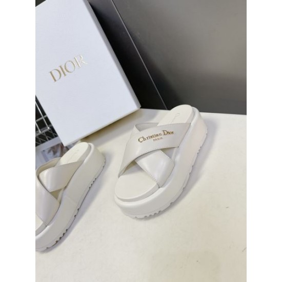 2026新作 サンダル DIOR ディオール 雑誌掲載 話題の春夏新作