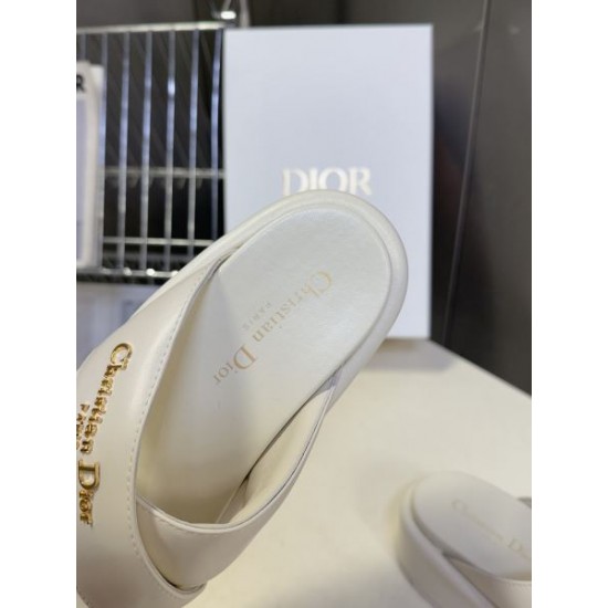 2026新作 サンダル DIOR ディオール 雑誌掲載 話題の春夏新作