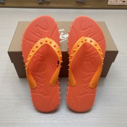 2026春夏新作 夏気分を彩る CHRISTIAN LOUBOUTIN クリスチャンルブタン サンダル 高級感