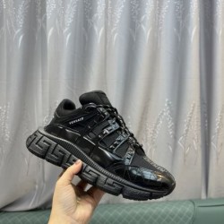 2025FW メンズ スニーカー VERSACE ヴェルサーチェ 大人っぽく見せてくれるエレガントなデザイン
